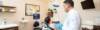 Cabinet dentaire moderne avec patient et dentiste.